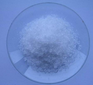 Öropiyum(III) nitrat heksahidrat (Eu(NO3)3•6H2O)-Kristalin