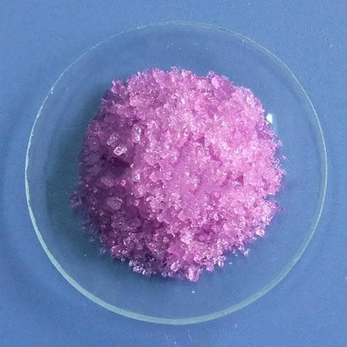 Neodimiyum(III) nitrat hidrat (Nd(NO3)3•xH2O)-Kristal